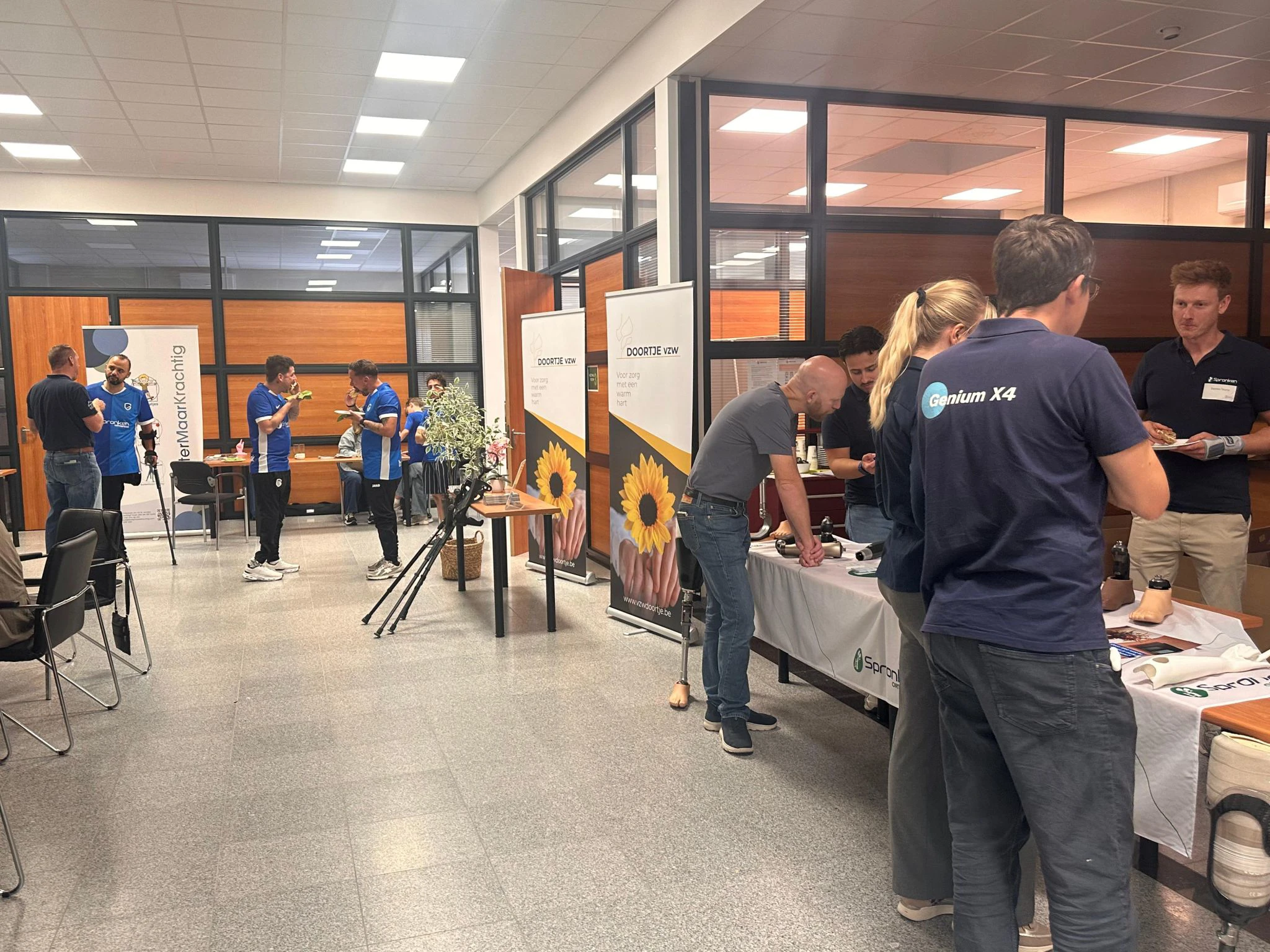 Medewerkers van Amputee Care Center by Spronken Orthopedie tijdens de lotgenotendag 2026
