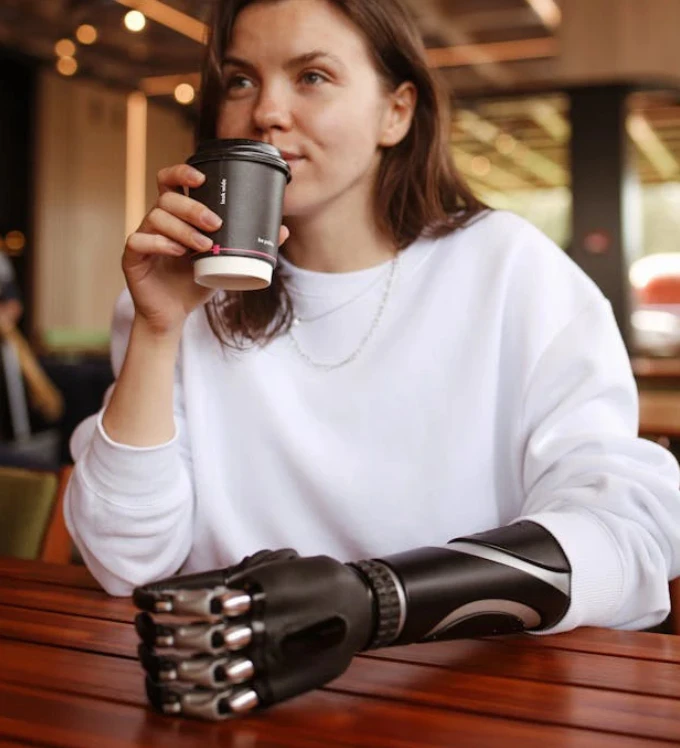 Patiënt balans houden en zelfverzekerd bewegen met eerste prothese