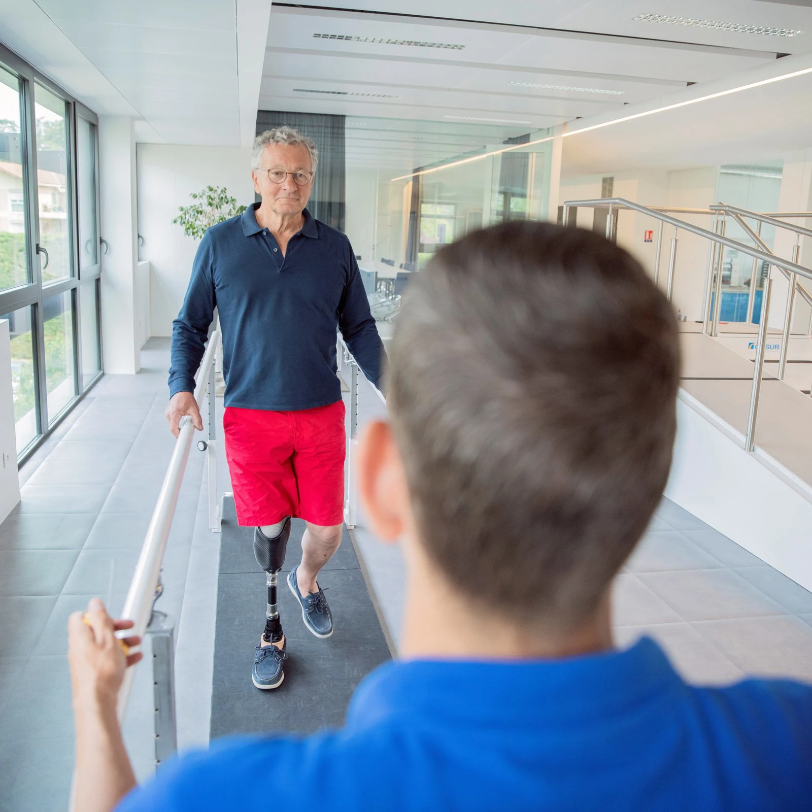 Professionnel de santé expérimenté au centre de soins pour amputés