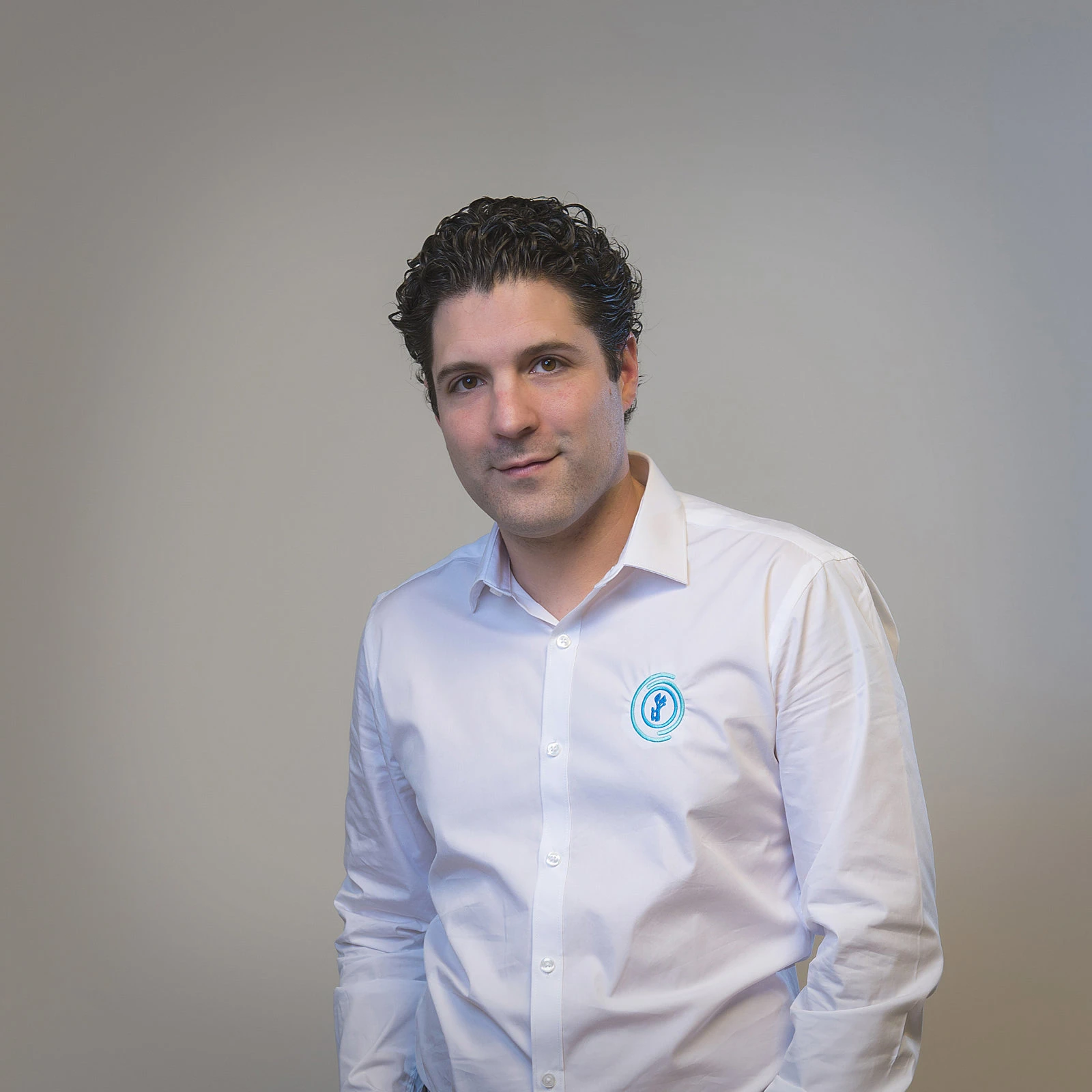 Technicien prothétique qualifié travaillant sur une conception sur mesure