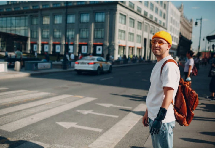 Travelling smart with a arm prosthesis, tips from practice