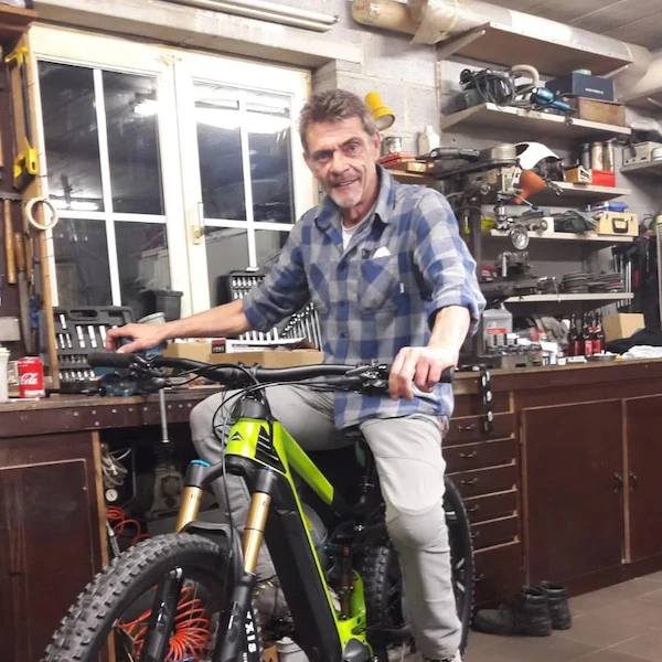 Man op mountainbike