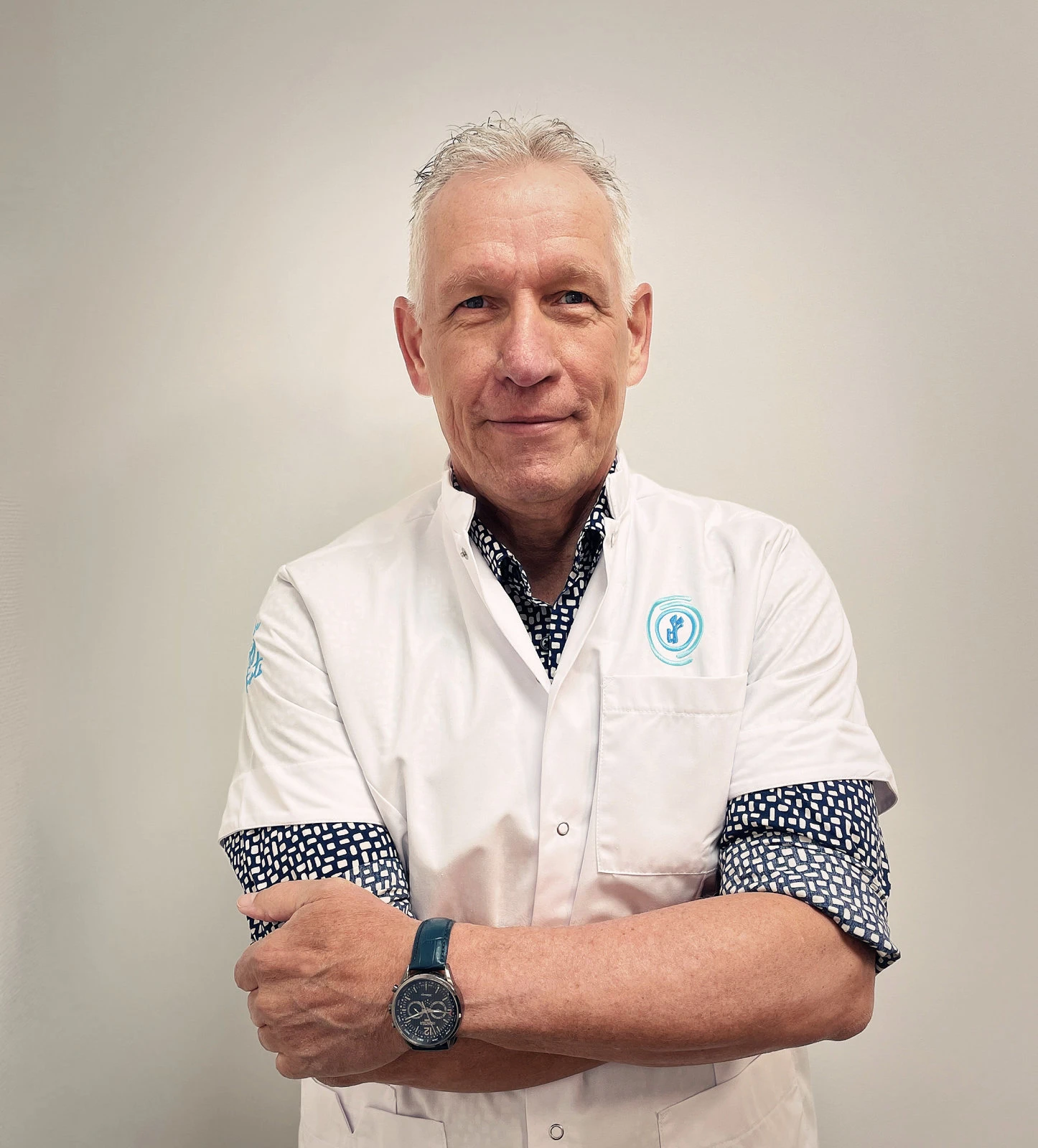 Membre du personnel expliquant les options de prothèses au patient