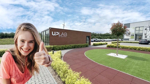 Lachende dame op de foto met het UpLab van Spronken